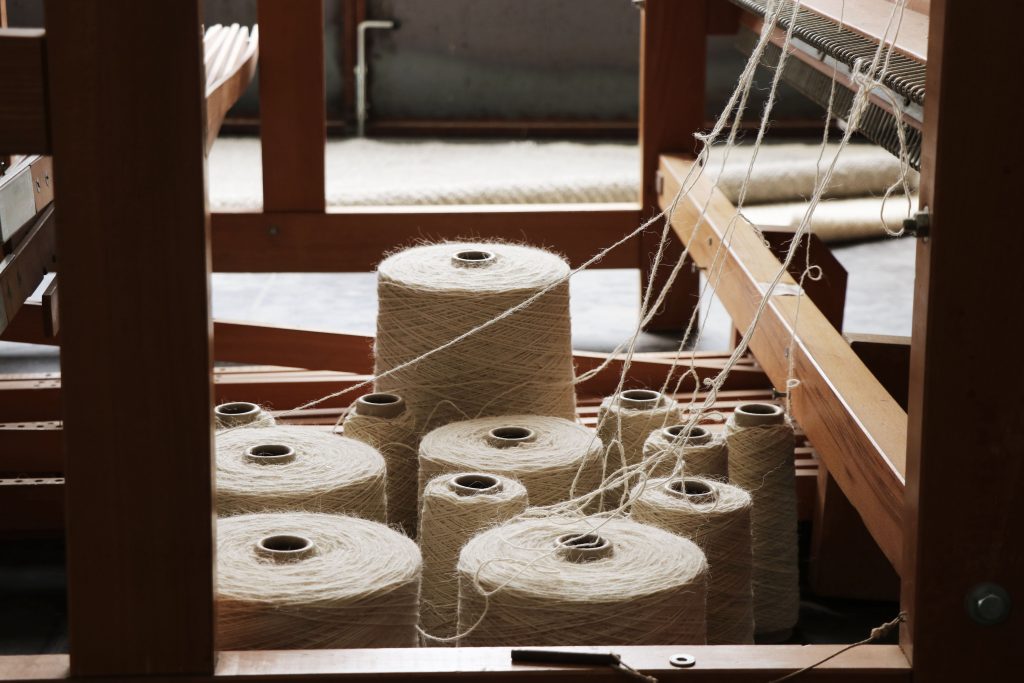 Tissage de tapis en laine à la main